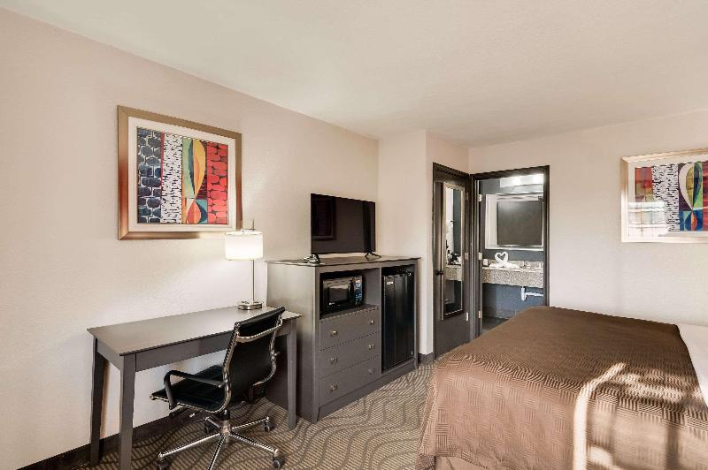 Номер Стандарт, Clarion Inn & Suites Russellville I40