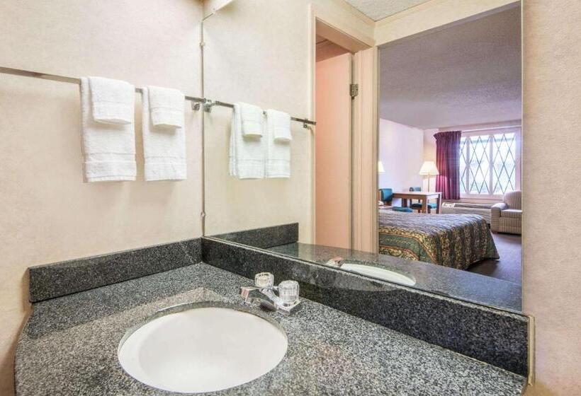 Номер Стандарт, Knights Inn Canton