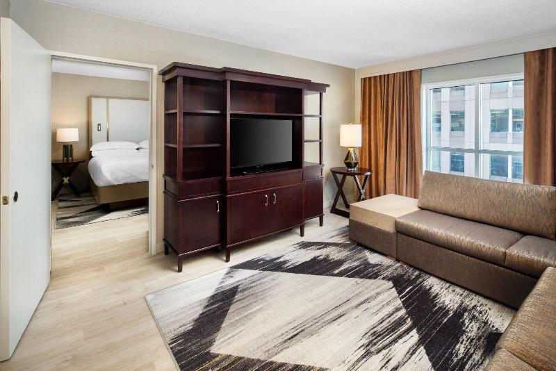 带双人大床的行政管理套房, Sheraton Raleigh