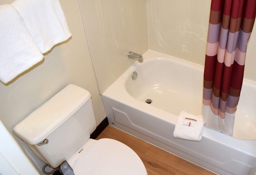 Номер Deluxe, Red Roof Inn Buffalo  Niagara Airport