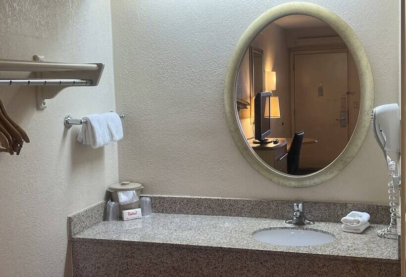 Номер Стандарт 2 Двуспальные Кровати, Red Roof Inn Buffalo  Niagara Airport