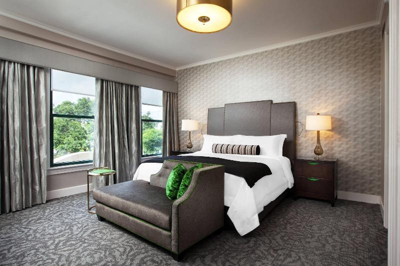 מיטת קינג בסוויטה, The St. Anthony, A Luxury Collection Hotel, San Antonio