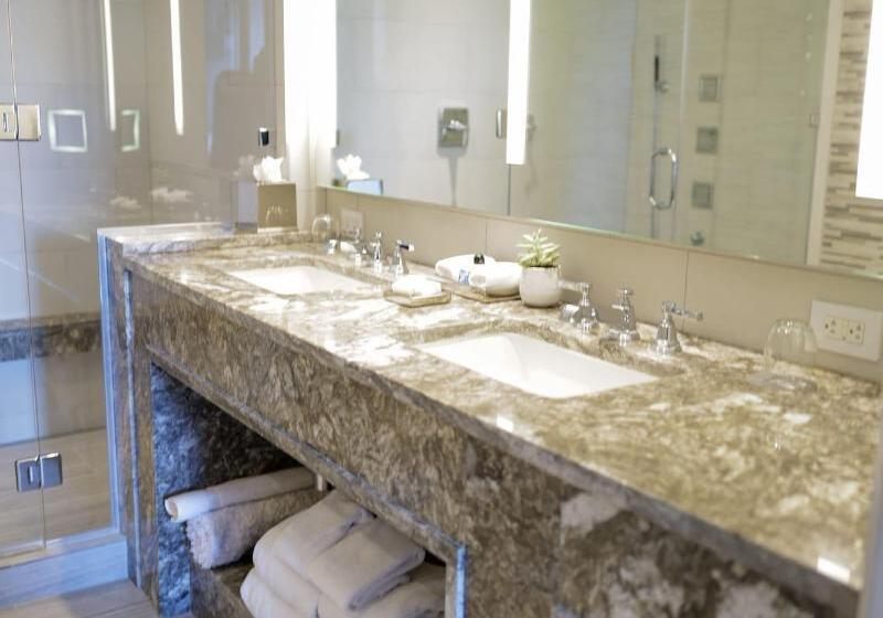 מיטת קינג בסוויטה, The St. Anthony, A Luxury Collection Hotel, San Antonio