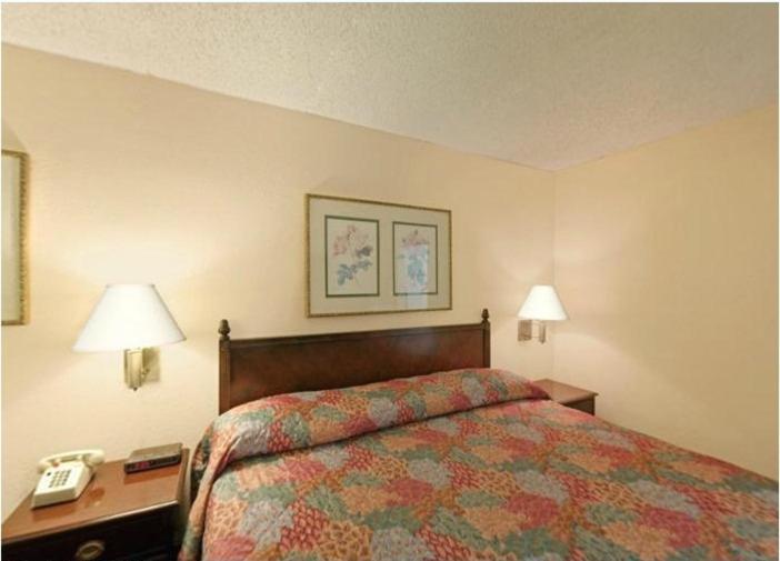 キングサイズベッドのスタンダードルーム, Americas Best Value Inn Laredo