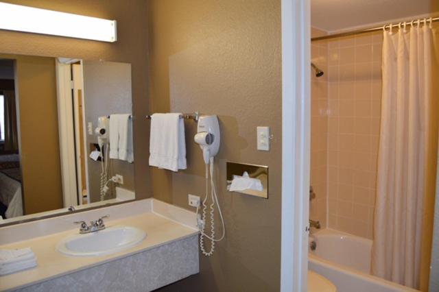 キングサイズベッドのスタンダードルーム, Americas Best Value Inn Laredo