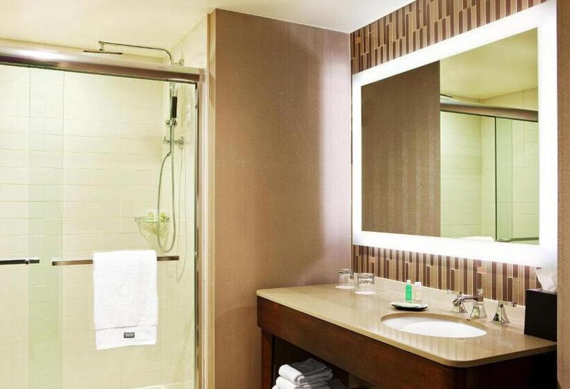 Номер Классика Кровать Кинг, The Westin Portland Harborview