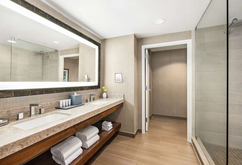 Люкс с Балконом, The Woodlands Resort, Curio Collection By Hilton