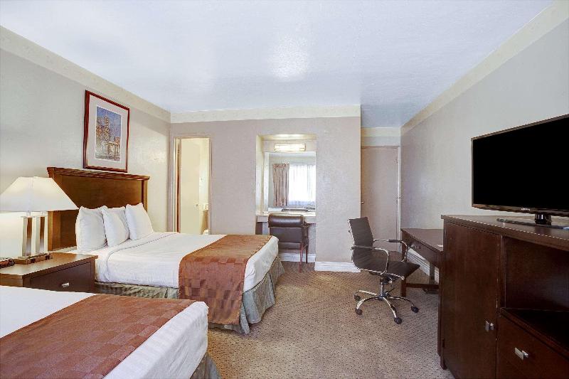 Номер Стандарт, Travelodge By Wyndham Everett City Center