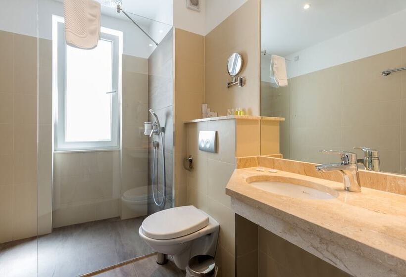 اتاق استاندارد یک نفره, Royal Inn