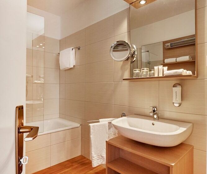 اتاق سوپریور با چشم‌انداز, H4 Hotel Arcadia Locarno