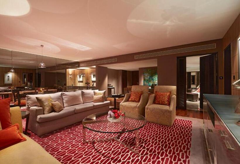 سوییت لوکس, Taj Lands End