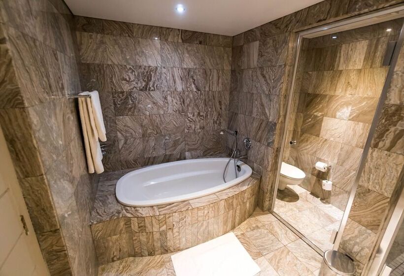 سوییت اجرایی, Windhoek Country Club Resort