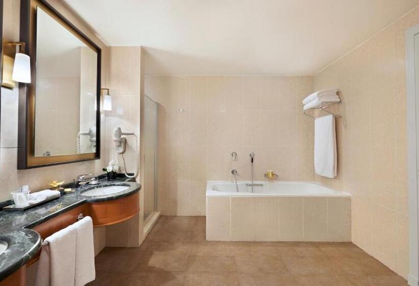 キングサイズベッドのスイートルーム, Hyatt Regency Baku