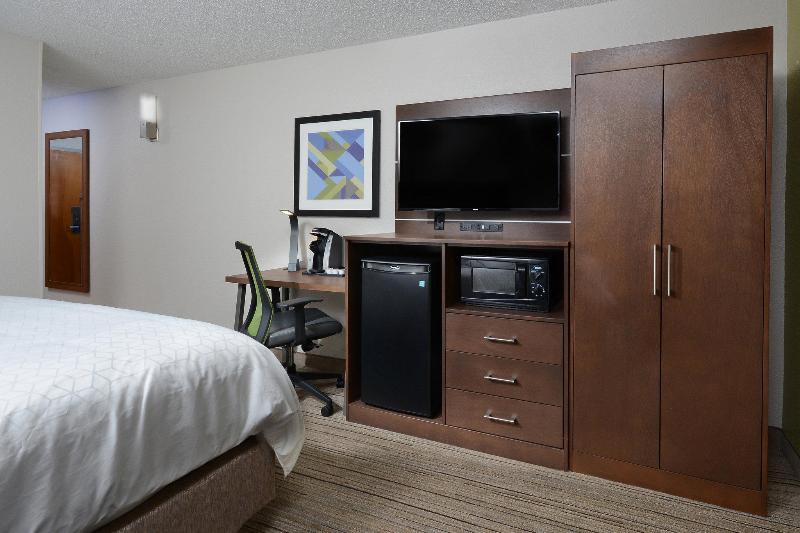适合残疾人士使用的带超级大床的标准间, Holiday Inn Express Danville, An Ihg