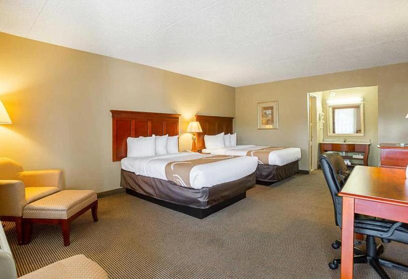 带2个双人床的标准工作室, Quality Inn
