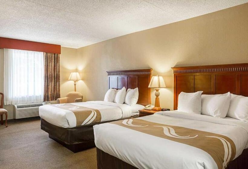 带2个双人床的标准工作室, Quality Inn