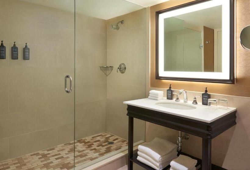 Номер Премиум, Sheraton Parkway Toronto North Hotel & Suites