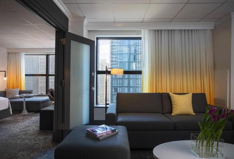 带双人大床的行政管理套房, Renaissance New York Times Square By Marriott