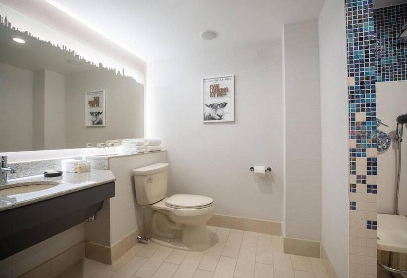 适合残疾人士使用的带超级大床的标准间, Renaissance New York Times Square By Marriott