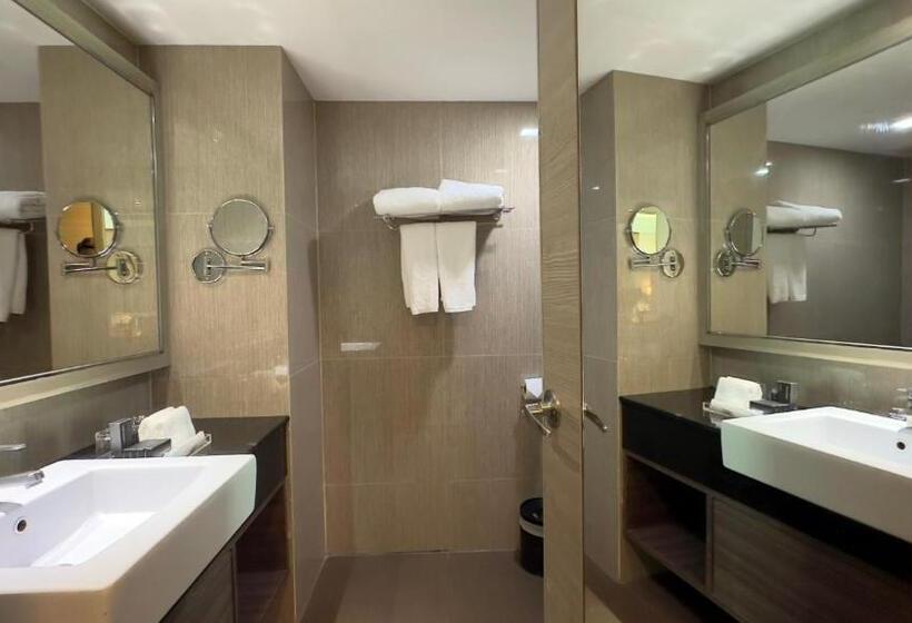 اتاق اجرایی با تخت بزرگ, Ramada By Wyndham Bangkok Sukhumvit 11