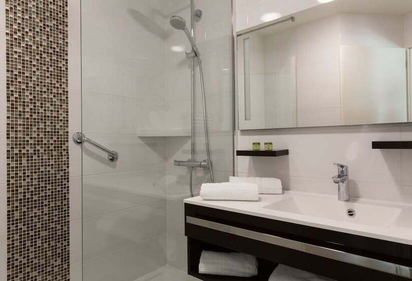 اتاق استاندارد سه نفره, Logis Hotel Arc En Ciel