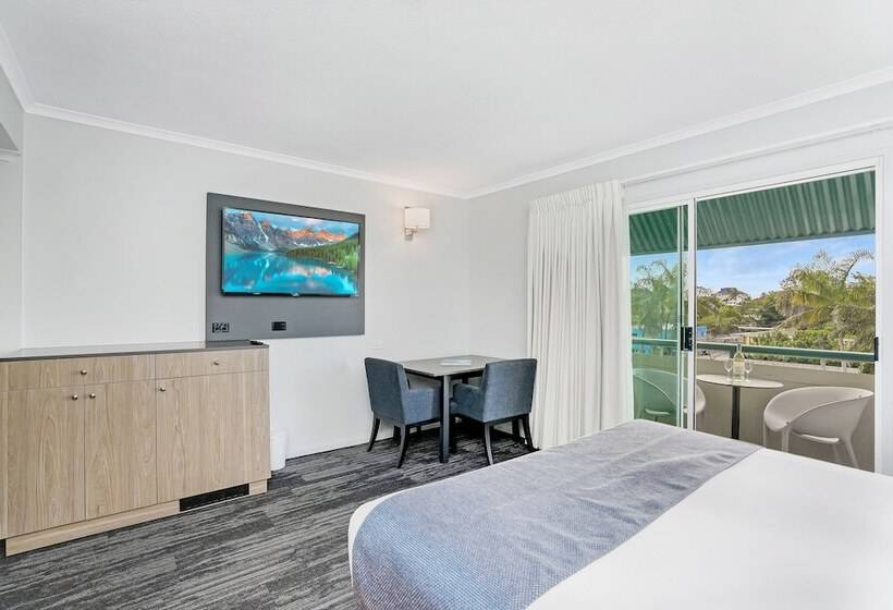 Номер Deluxe, Cairns Sheridan