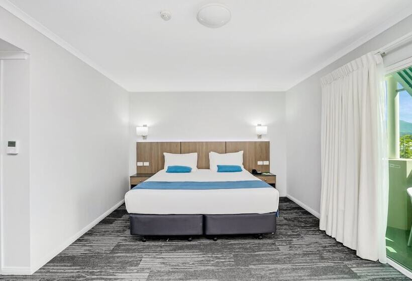 Номер Deluxe, Cairns Sheridan