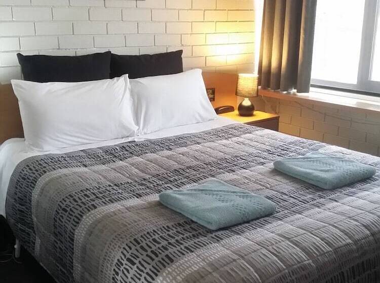 اتاق خانوادگی, White Manor Motel