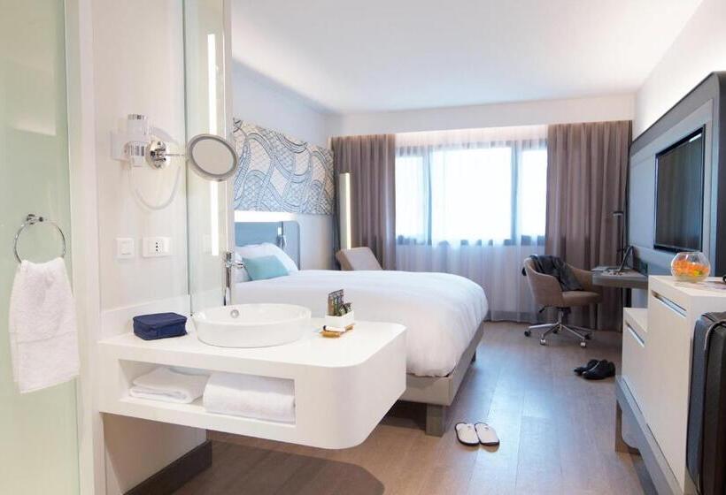 اتاق سوپریور با تخت بزرگ, Novotel Orisha Cotonou