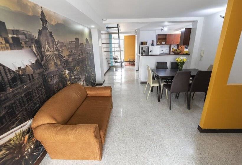 اتاق لوکس با بالکن, Poblado Guest House