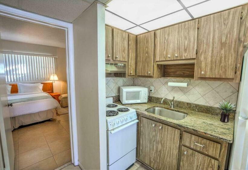מיטת קינג בסוויטה, Sea Cliff Motel