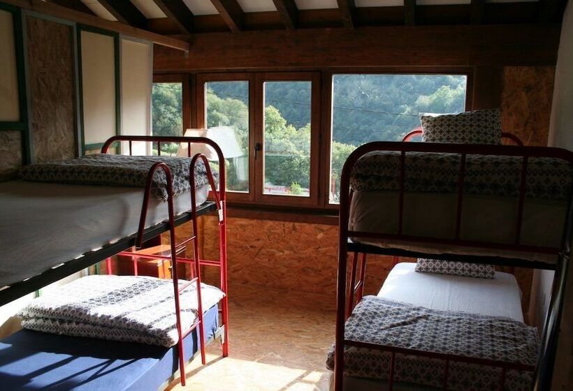 Кровать в Многоместном Номере с Общей Ванной, Albergue Les Xendes. Parque De Redes