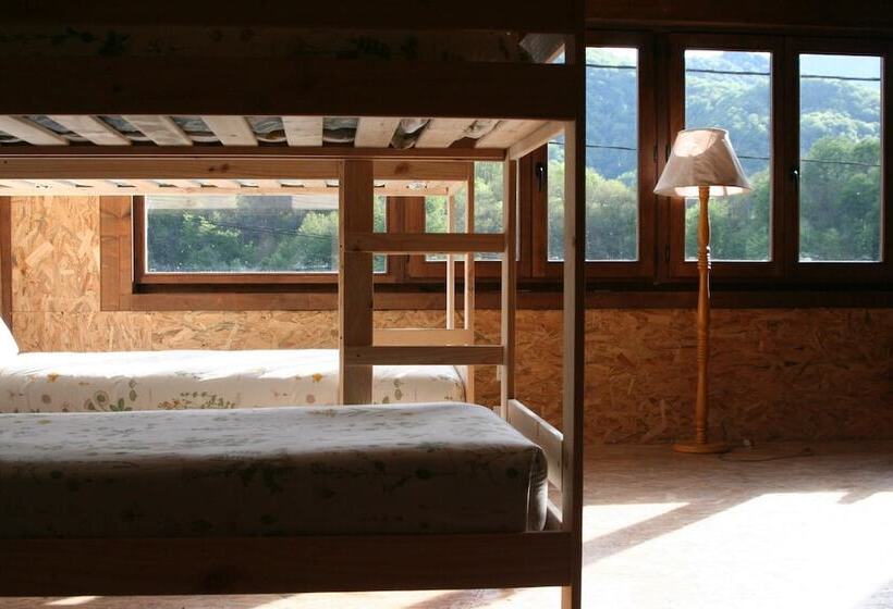 Кровать в Многоместном Номере с Общей Ванной, Albergue Les Xendes. Parque De Redes