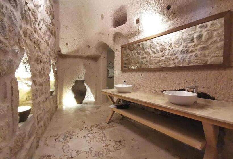 스위트 킹사이즈 침대, Helike Cave Suites