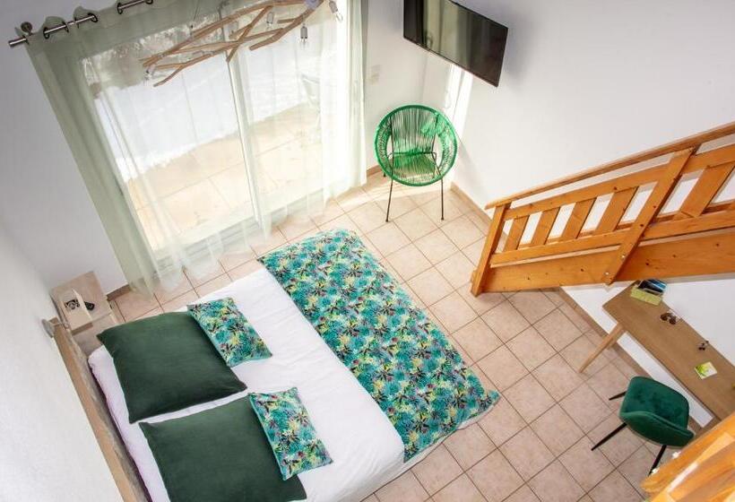 Семейный Номер Вид на Сад, La Combe Fleurie Appartements & Chambres