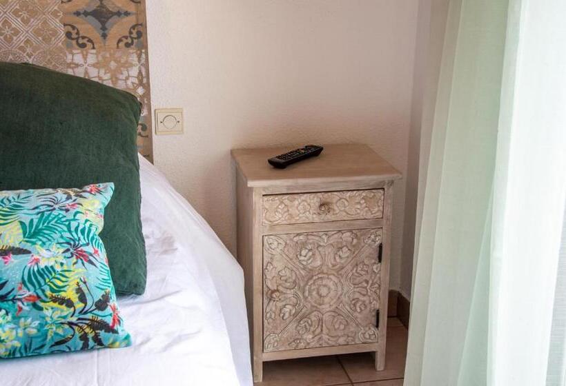 Семейный Номер Вид на Сад, La Combe Fleurie Appartements & Chambres