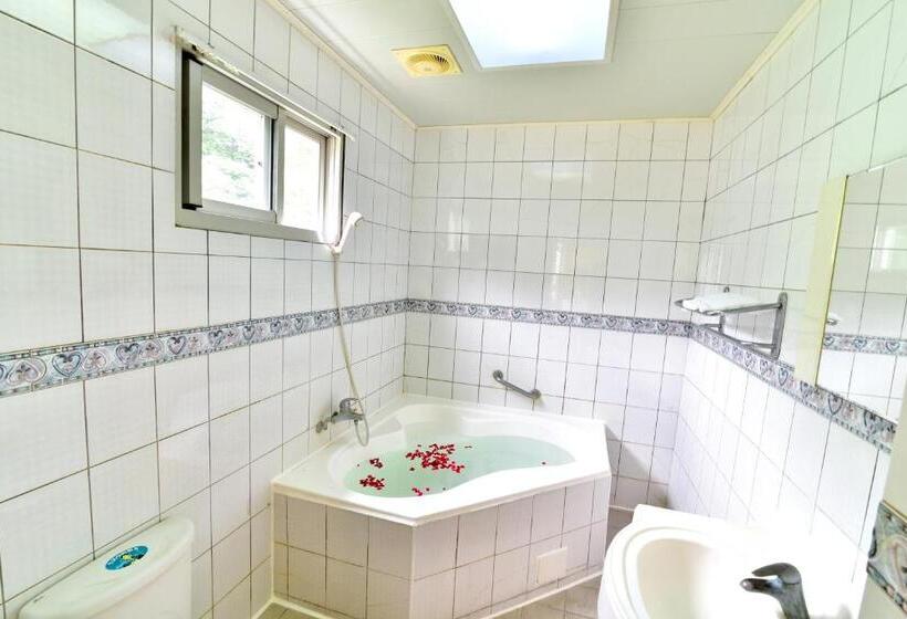 اتاق استاندارد چهار تخته, Jenq Yang Hotspring
