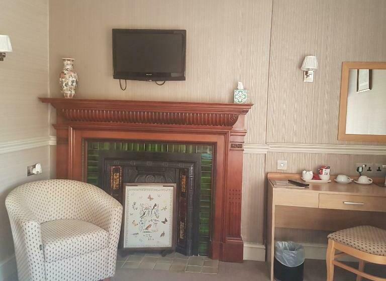 اتاق لوکس, Fox And Pheasant Inn