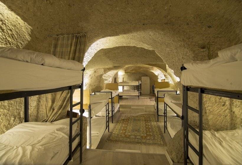 공동 객실, Kamelya Cave Hostel