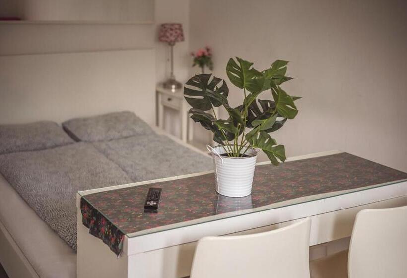 Номер Стандарт, 4 Couples & 4 Friends Hostel
