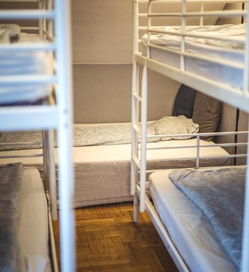 Семейный Номер, 4 Couples & 4 Friends Hostel