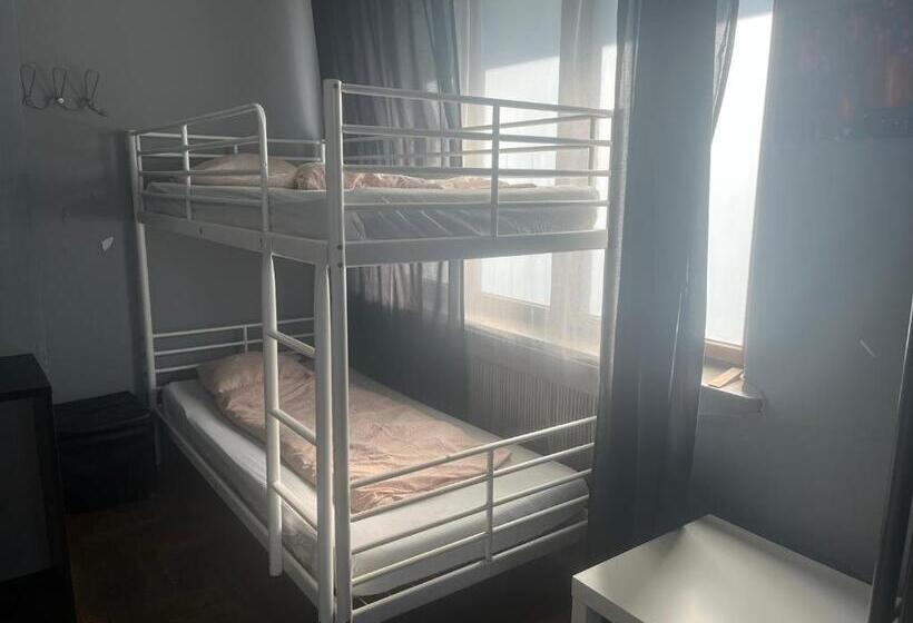 Кровать в Общей Комнате, 4 Couples & 4 Friends Hostel