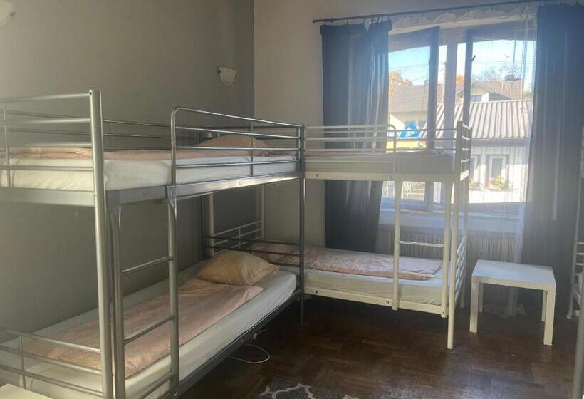 Кровать в Общей Комнате, 4 Couples & 4 Friends Hostel