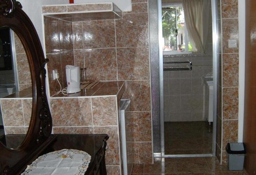 اتاق استاندارد سه نفره, Rising Sun Guest House