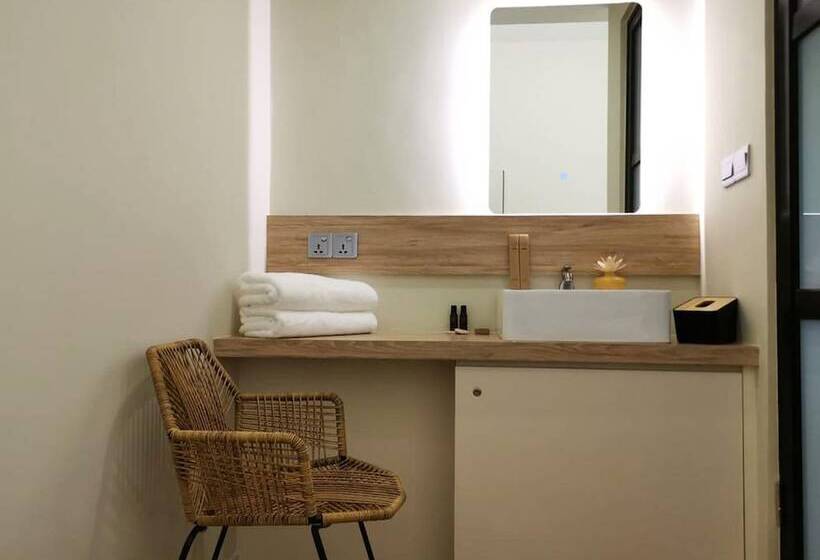 اتاق لوکس, Oikos Poshtel
