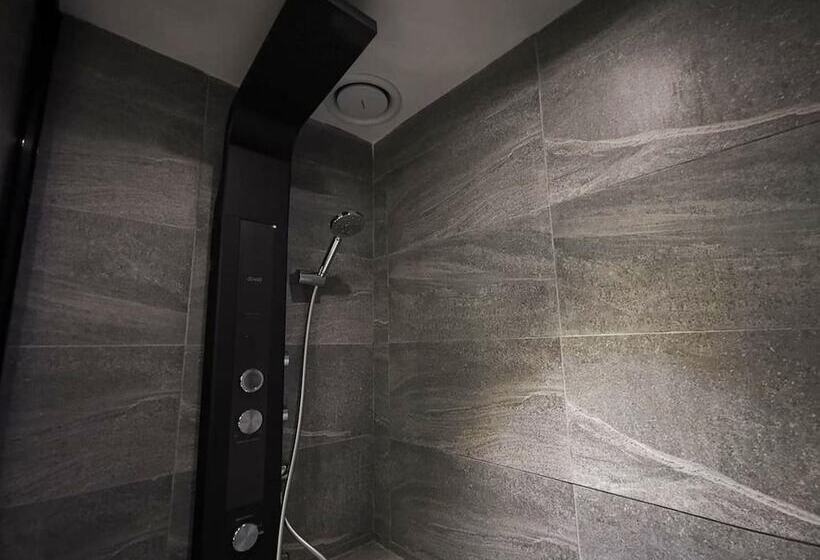 اتاق لوکس خانوادگی, Oikos Poshtel