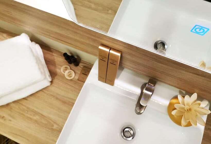 اتاق لوکس خانوادگی, Oikos Poshtel