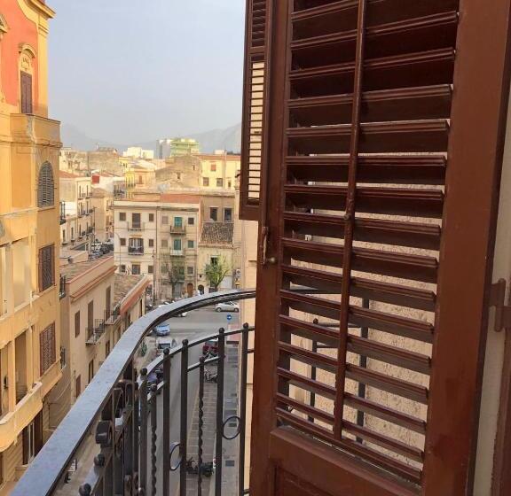 اتاق لوکس با بالکن, Liberty Palace