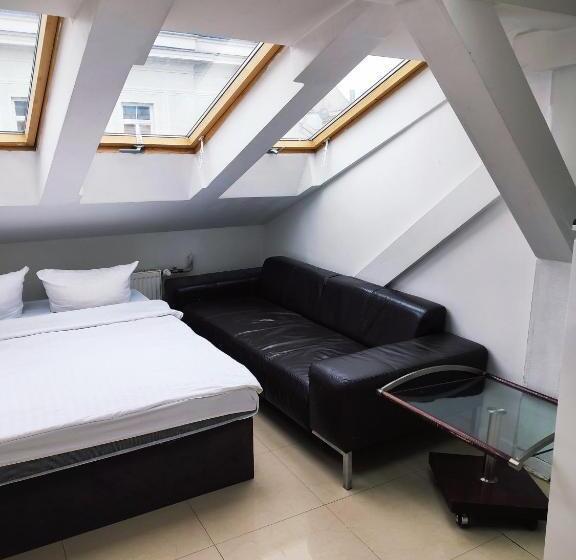 Четырехместный Номер Стандарт, Hoża Apartments And Rooms
