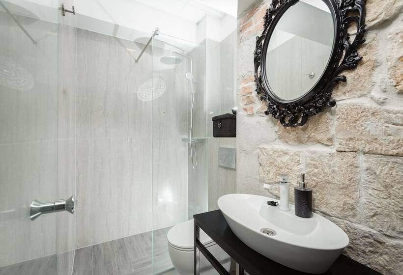 اتاق استاندارد, Irini Luxury Rooms